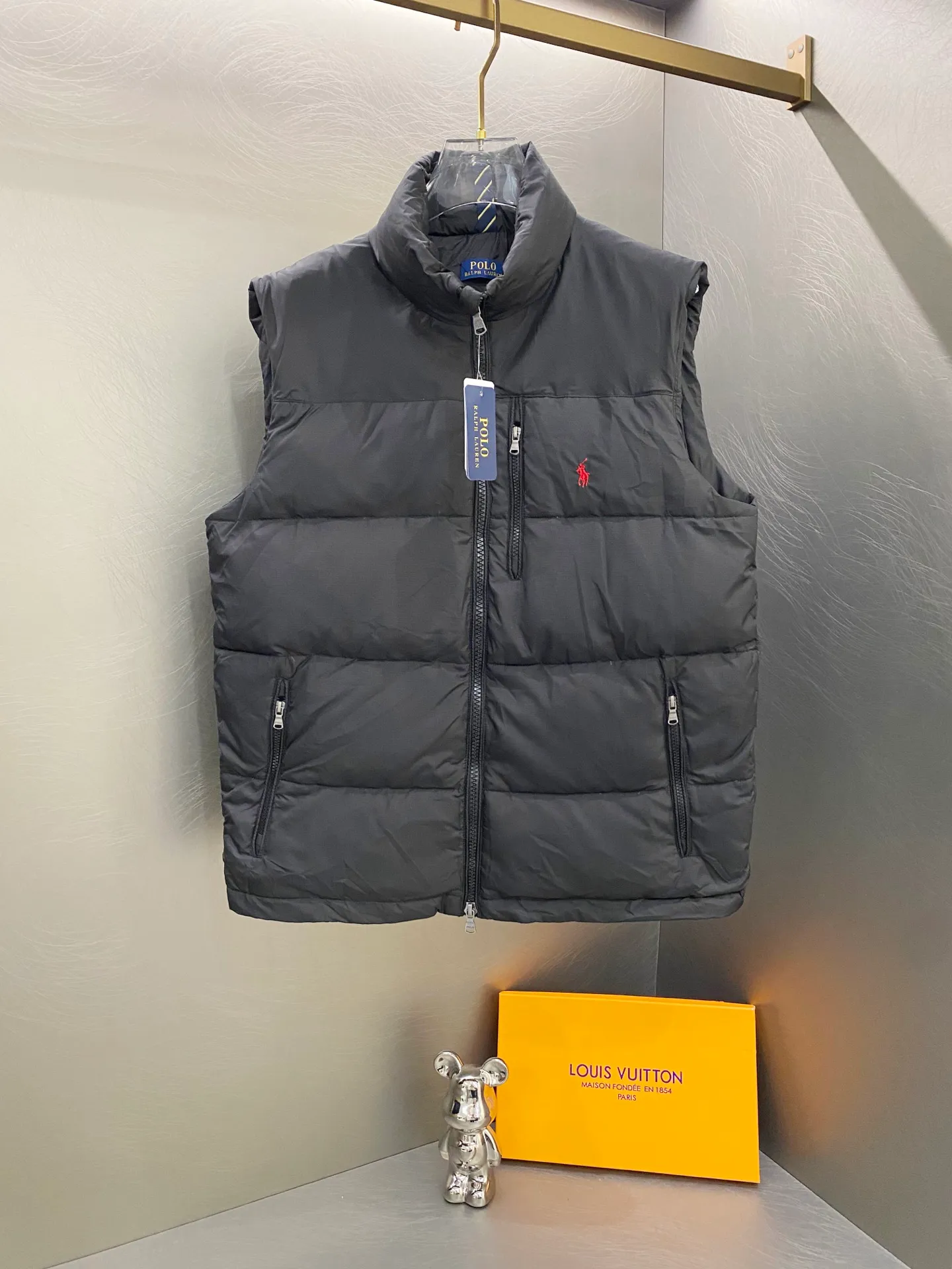 P520 Ralph Lauren/Ralph Lauren Men's Classic Pocket Zipper Waterproof Down Vest [Top Version] - - Accessories: Original tag washable label + electroplated YK zipper logo Customized Ralph Lauren zipper - Full set of accessories - The same style can be used by men and women Color: Black, Navy Blue, Black Glossy